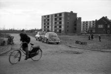 854483 Gezicht op het flatgebouw met de woningen Vechtplantsoen 50-56 te Utrecht, met rechts het huis Prinses Irenelaan ...